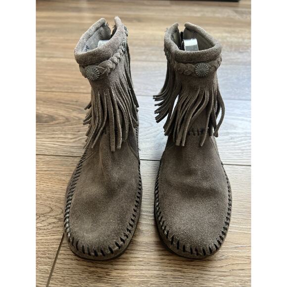 Minnetonka Ankle Boot Womens 6 Gray Suede Fringe Back Zip Moccasin Boho Casual - Picture 1 of 12
